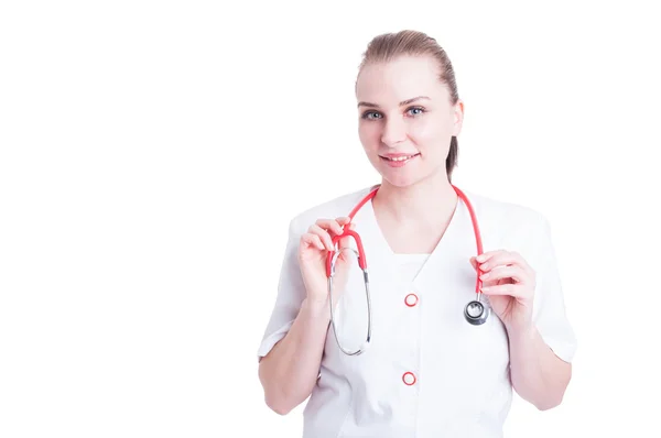 Hermosa mujer en uniforme médico sosteniendo un estetoscopio —  Fotos de Stock