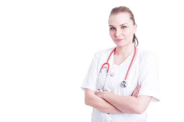 Médecin souriant femme avec stéthoscope et uniforme — Photo