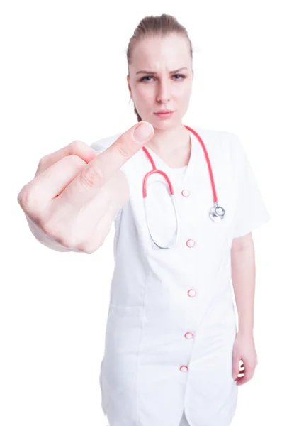 Arrabbiato medico femminile mostrando dito medio agire arrogante — Foto Stock