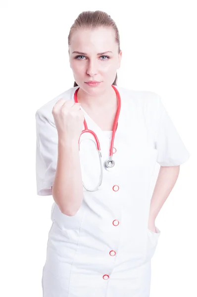 Furioso e frustrato medico donna mostrando pugno minaccioso — Foto Stock
