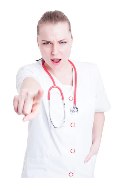 怒っている眉をひそめている医者と主張し、あなたの指を指しています。 — ストック写真