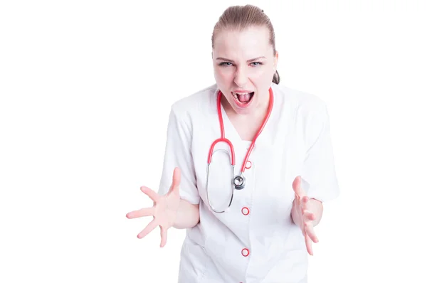 Médico mulher jovem e nervoso com um estetoscópio gritar — Fotografia de Stock