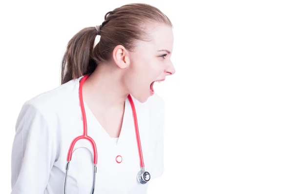 Stressato donna medico urlando e mostrando rabbia — Foto Stock