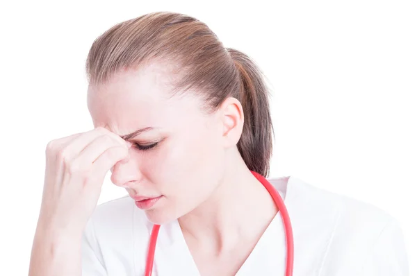 Primo piano del medico femminile con emicrania e mal di testa — Foto Stock