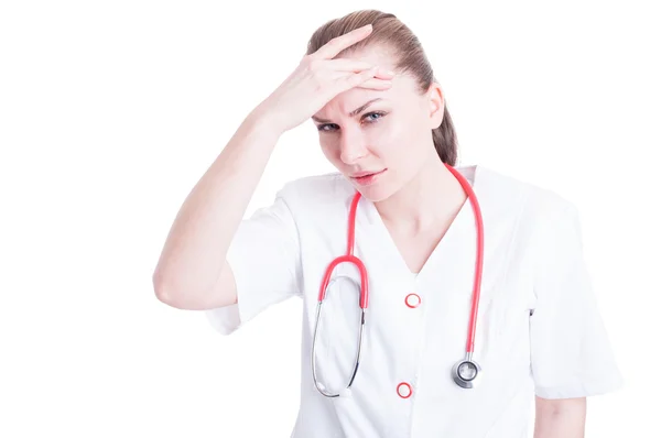 Mulher médico com dor de cabeça olhando cansado e sofrer — Fotografia de Stock