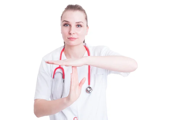 Красивая женщина-врач показывает тайм-аут жестом руками — стоковое фото