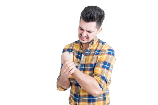 Attraktiva manlig modell håller hans handled i smärta — Stockfoto