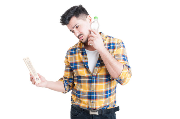 Холодный напиток на высокой температуре концепции с красивым парнем
