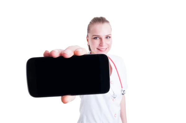 Dokter of Medic vrouw toont mobiele telefoon met zwart scherm — Stockfoto