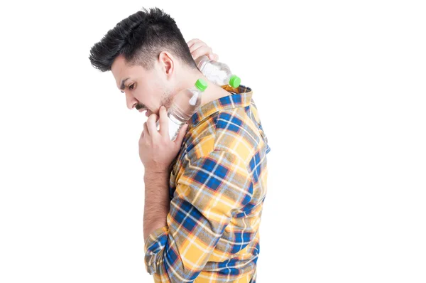 Modelo masculino atraente com duas garrafas de água fria — Fotografia de Stock