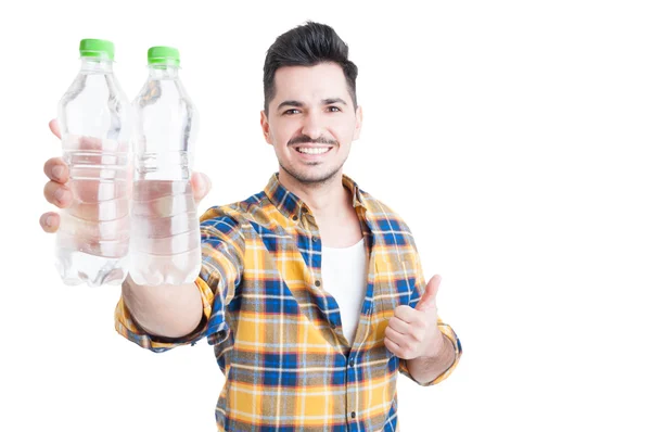 Bello sorridente uomo pollice in su e incoraggiare il consumo di acqua — Foto Stock
