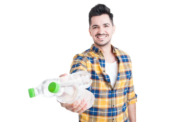 Schöner und lächelnder junger Mann, der kaltes Wasser für Hydratio anbietet — Stockfoto