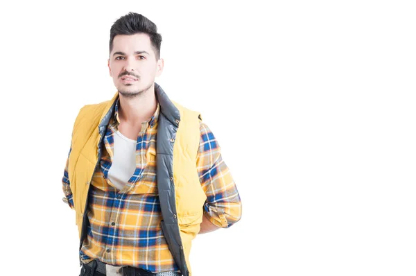 Retrato de un joven guapo con ropa casual de primavera —  Fotos de Stock