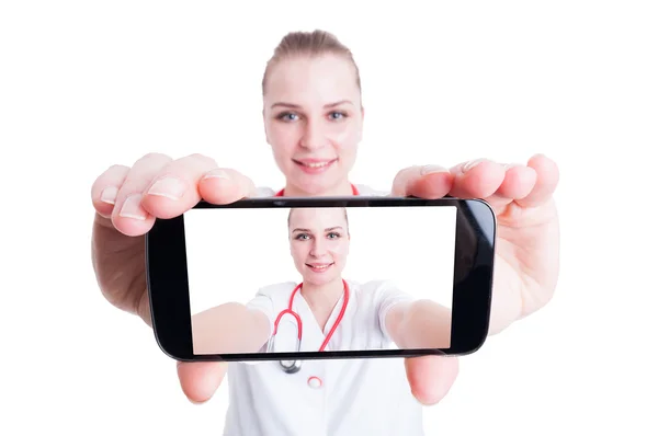 Bir selfie alarak kadın doktor — Stok fotoğraf