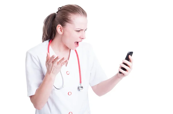 Wütender verrückter Arzt oder Ärztin schreit am Telefon — Stockfoto