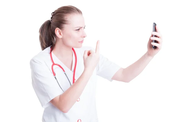 Sconvolto donna medico mostrando dito medio su videochiamata — Foto Stock