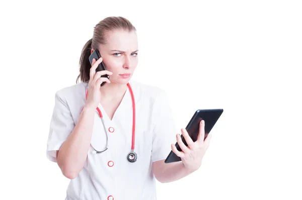 Stressgestresste und wütende Ärztin mit Telefon und Tablet — Stockfoto