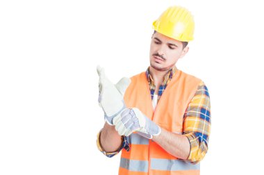 Koruma ekipmanları koyarak çekici mühendis portresi 