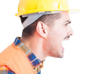 Yakın çekim mühendis portresi yüksek sesle bağırıyor ve öfke gösteriyor