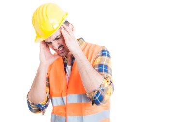 Yorgun ve yorgun görünümlü baş ağrısı ile stresli genç adam