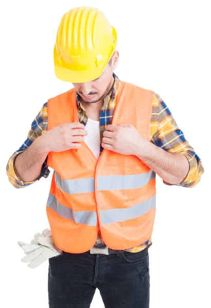 Uomo con casco giallo che indossa dispositivi di protezione o uniforme — Foto Stock