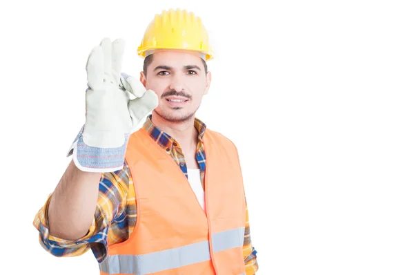 Retrato del ingeniero o constructor guapo haciendo un gesto aceptable — Foto de Stock