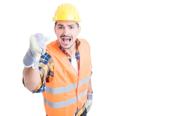 Construtor estressado gritando e de pé com o punho para cima — Fotografia de Stock