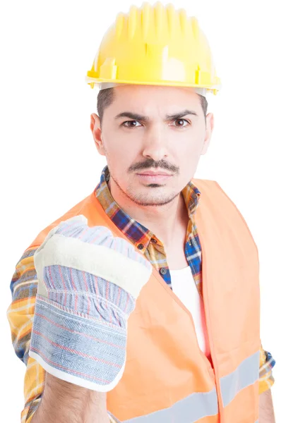 Retrato del constructor o ingeniero enojado mostrando su puño — Foto de Stock