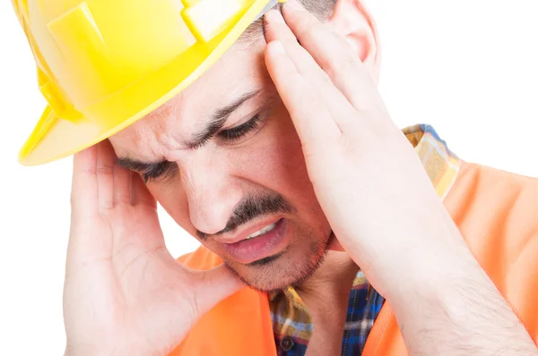 Retrato de cerca del constructor deprimido sosteniendo su cabeza con — Foto de Stock