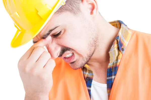 Concepto de frustración con un ingeniero con dolor de cabeza en primer plano — Foto de Stock