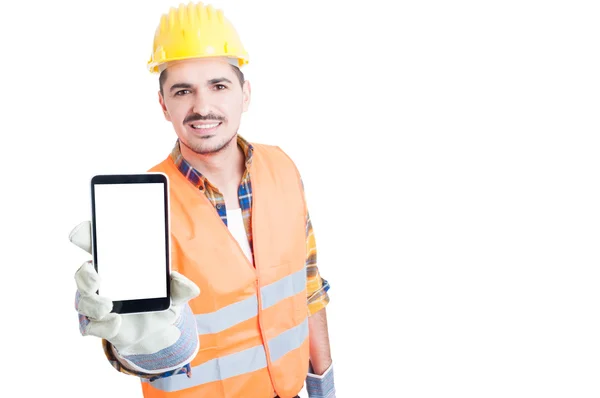 Feliz constructor mostrando una pantalla de teléfono inteligente en blanco —  Fotos de Stock