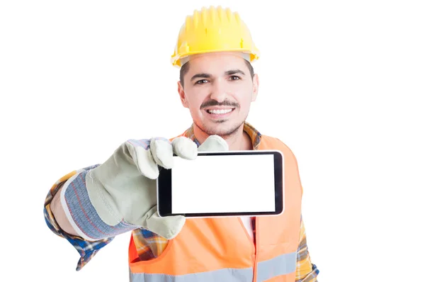 Ingeniero alegre sosteniendo un teléfono celular con pantalla en blanco —  Fotos de Stock