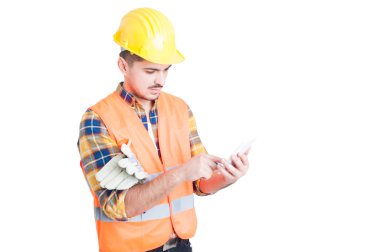 Genç mühendis ve akıllı telefon ile iş modern iş konsepti