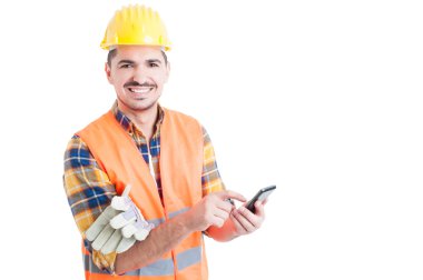 Gülümseyen yakışıklı mühendis modern cep telefonu bir mesaj yazarak