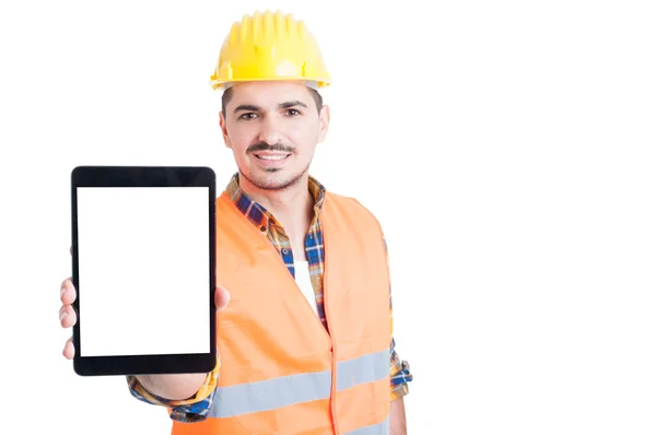 Ingeniero alegre sosteniendo una tableta digital con pantalla en blanco —  Fotos de Stock