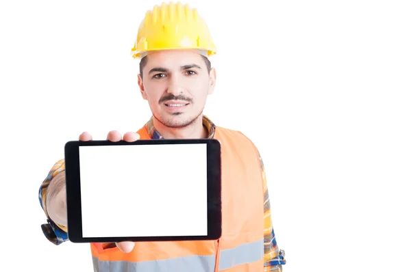 Attraktiver lächelnder Ingenieur zeigt den leeren Bildschirm eines Tablets — Stockfoto