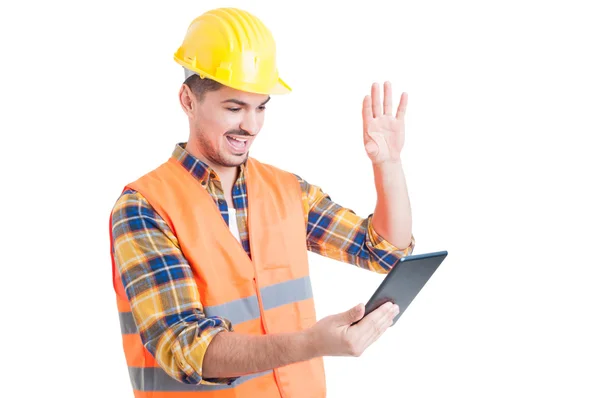 Ingeniero feliz levantándose de la mano y saludar mientras sostiene una tableta —  Fotos de Stock