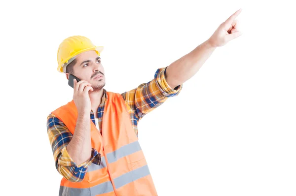 Ingeniero atractivo apuntando con el dedo hacia arriba mientras usa el celular — Foto de Stock