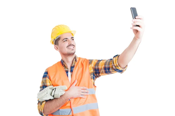 Ingénieur joyeux avec casque jaune prenant un selfie — Photo