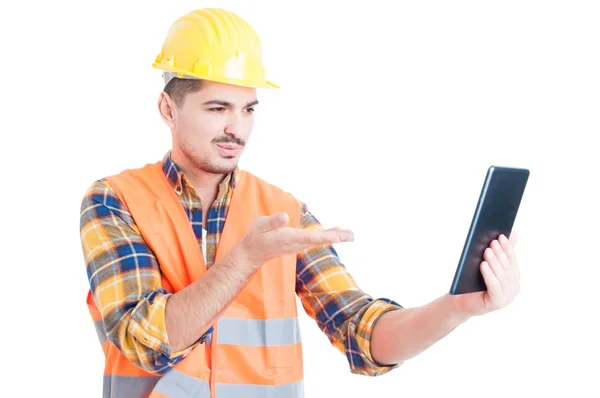 Schöner Ingenieur verschickt Küsse online mit modernem Tablet — Stockfoto