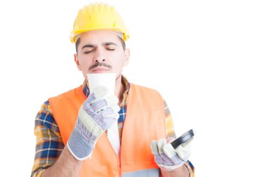 Mühendis ile kahve molası konsepti bir fincan kahve nin tadını çıkarın