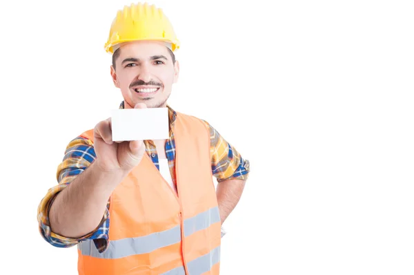 Ingeniero guapo mostrando tarjeta de visita en blanco y sonriendo —  Fotos de Stock