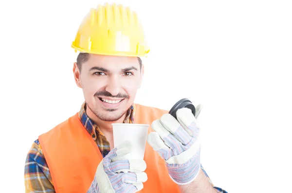 Bir fincan kahve ile yakışıklı mühendisin yakın çekim portresi — Stok fotoğraf