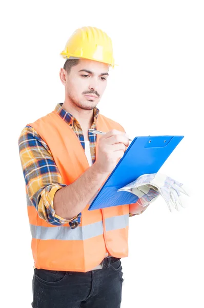 Porträt eines gut aussehenden Ingenieurs mit Klemmbrett, um etwas zu schreiben — Stockfoto