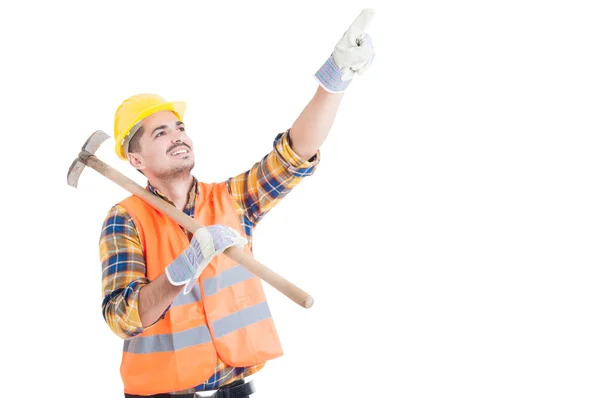 Retrato del ingeniero feliz apuntando hacia arriba y sosteniendo la pala —  Fotos de Stock