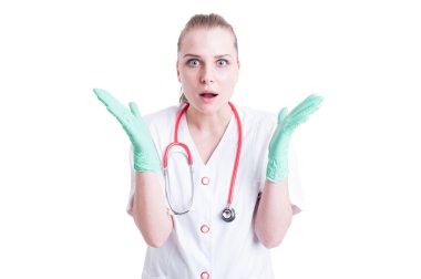 Ağız açık ayakta iken sürpriz kadın doktor gesturing