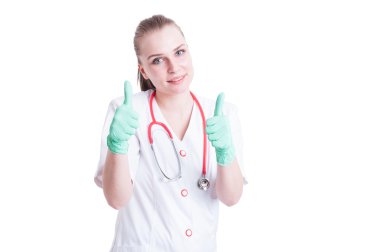 Çekici kadın doktor iki eliyle başparmak veren 
