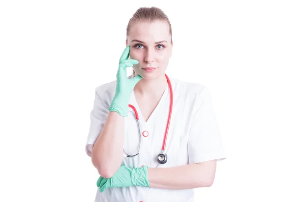 Schöne nachdenkliche Ärztin in medizinischer Uniform und — Stockfoto
