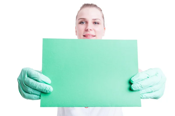 Primer plano de la tarjeta verde vacía o papel en manos del médico femenino —  Fotos de Stock