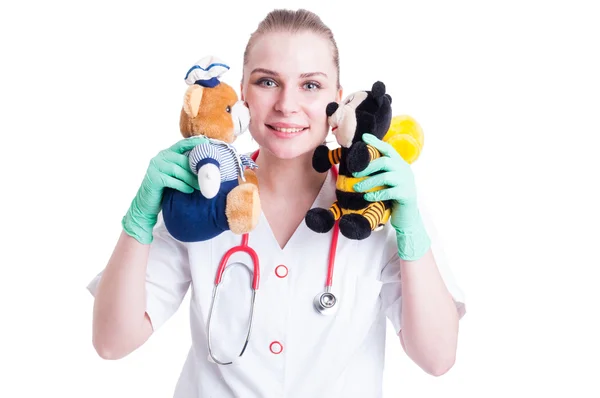 Kinderärztin mit Plüsch als medizinische Versorgung für Kinder — Stockfoto